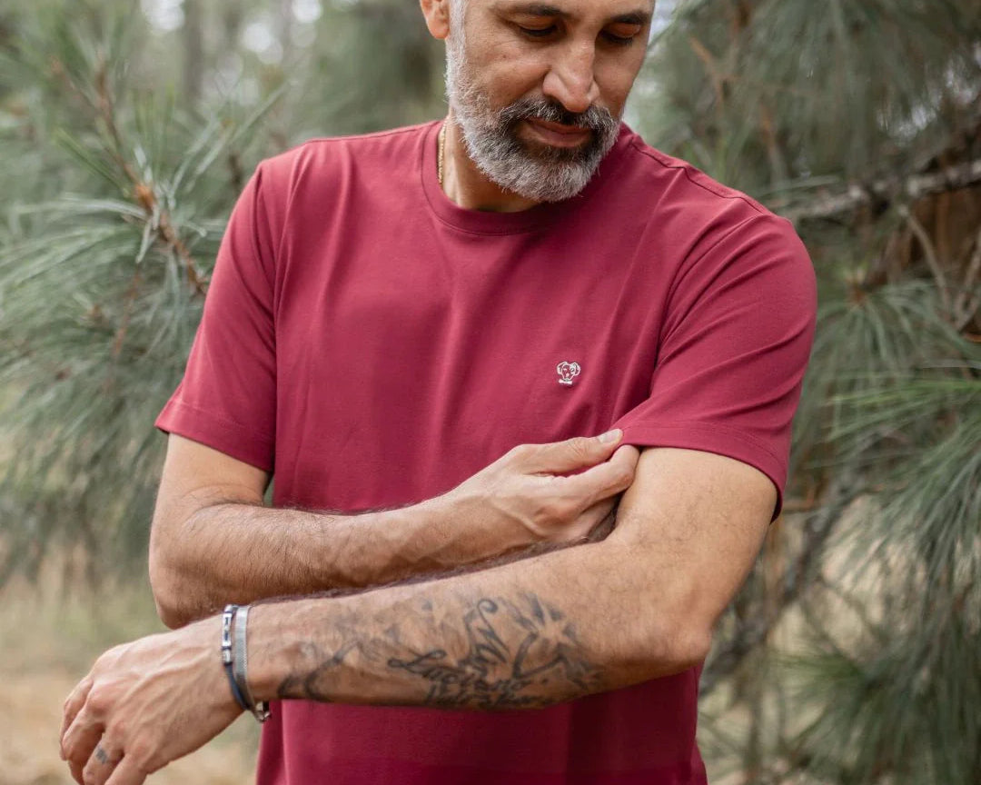 Camiseta Performance Vinotinto antiarrugas para hombre marca DANTE tallaje regular fit foto lifestyle