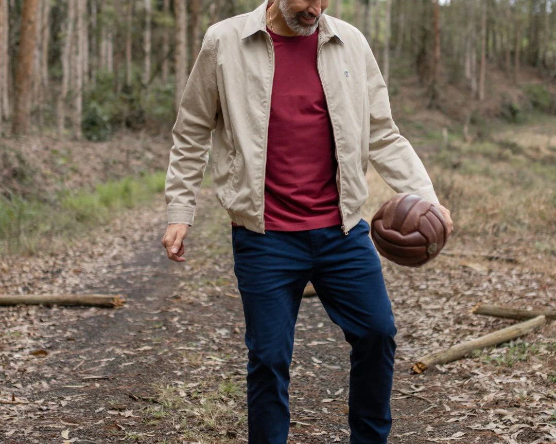 Camiseta Performance Vinotinto antiarrugas para hombre marca DANTE tallaje regular fit foto lifestyle ball