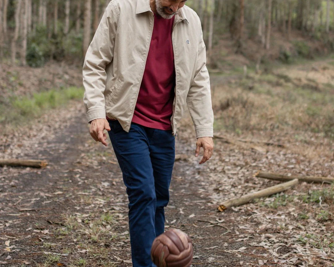 Camiseta Performance Vinotinto antiarrugas para hombre marca DANTE tallaje regular fit foto lifestyle play