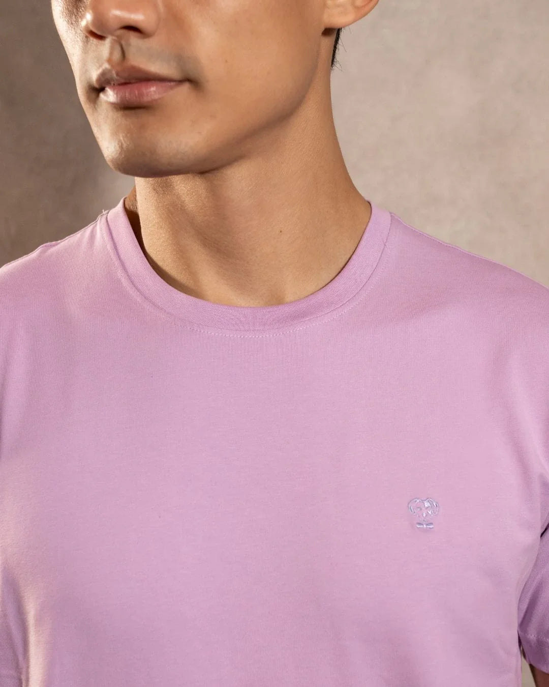 Camiseta antimanchas Lila Blue hombre marca DANTE tallaje regular fit foto logo