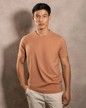 Camiseta antimanchas Mocca Blue hombre marca DANTE tallaje regular fit foto modelo