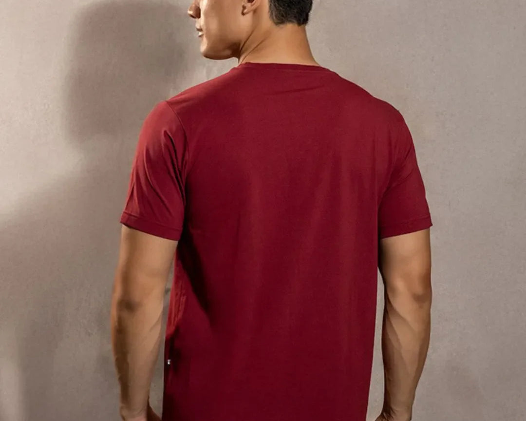 Camiseta antimanchas Vinotinto para hombre marca DANTE tallaje regular fit foto espalda