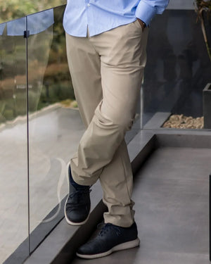 Pantalón performance antimanchas Taupé para hombre marca DANTE tallaje regular fit foto Lifestyle