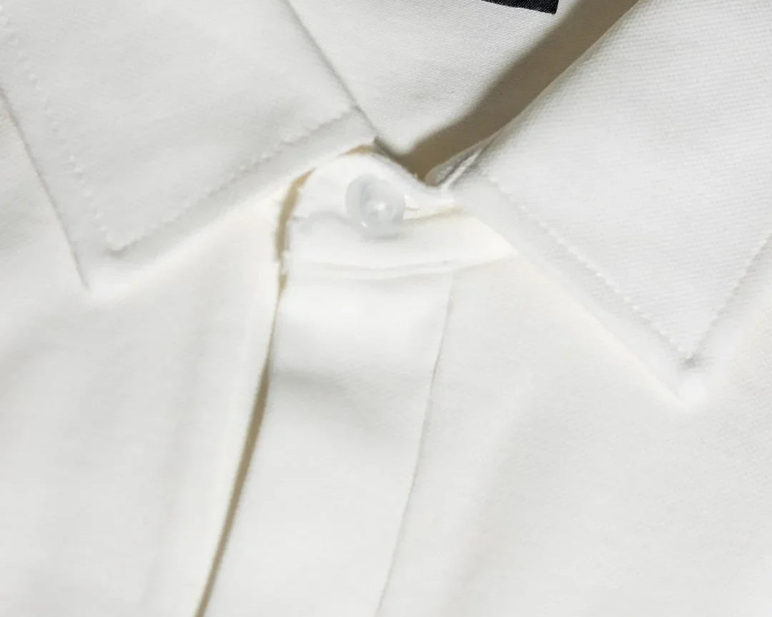 Polo Antimanchas Cuello Rígido Ivory marca DANTE tallaje regular fit foto cuello