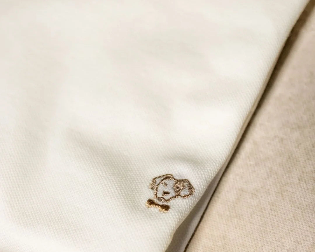 Polo Antimanchas Cuello Rígido Ivory marca DANTE tallaje regular fit foto logo