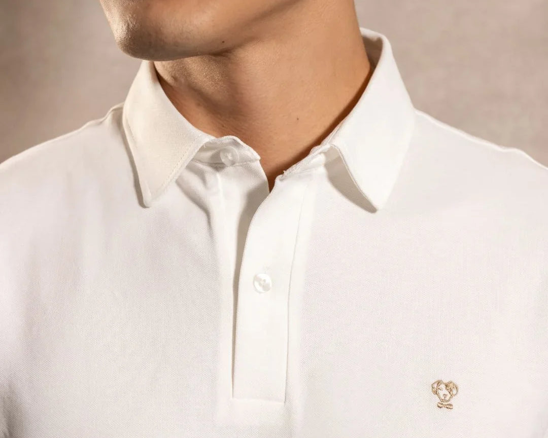 Polo Antimanchas Cuello Rígido Ivory marca DANTE tallaje regular fit foto
modelo logo