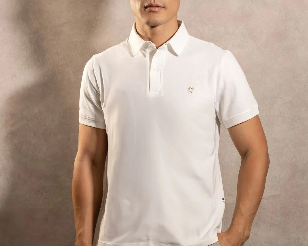 Polo Antimanchas Cuello Rígido Ivory marca DANTE tallaje regular fit foto
modelo