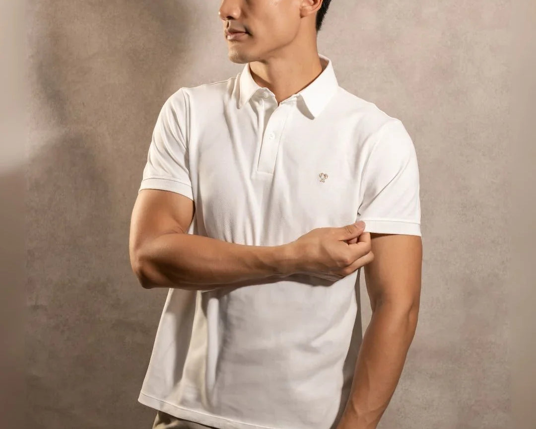 Polo Antimanchas Cuello Rígido Ivory marca DANTE tallaje regular fit foto modelo 2