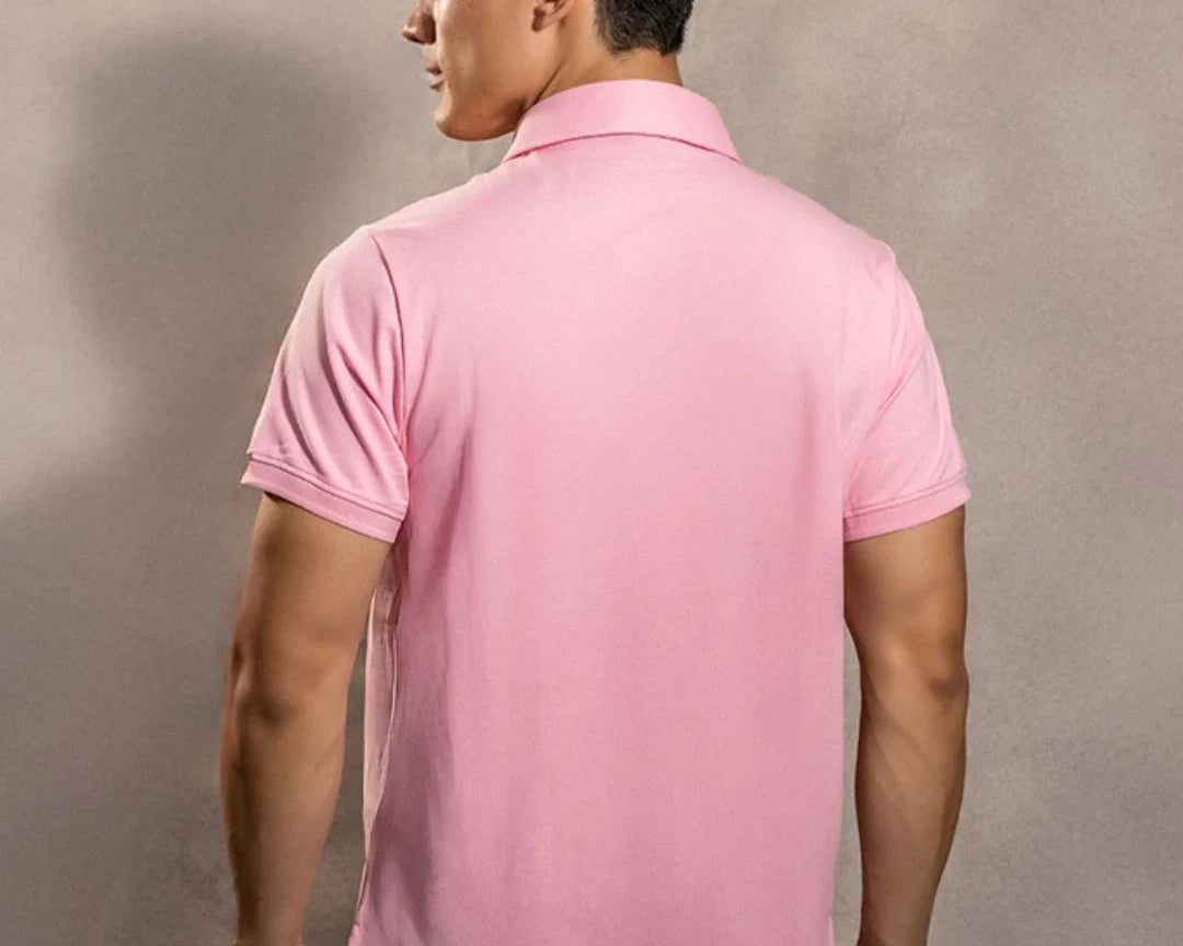 Polo Antimanchas Cuello Rígido Rosado marca DANTE tallaje regular fit foto espalda
