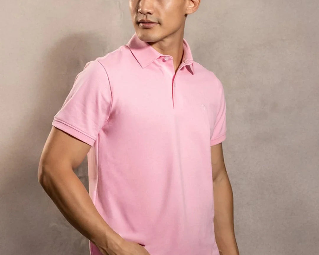 Polo Antimanchas Cuello Rígido Rosado marca DANTE tallaje regular fit foto modelo