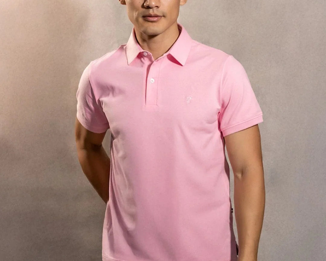 Polo Antimanchas Cuello Rígido Rosado marca DANTE tallaje regular fit foto modelo