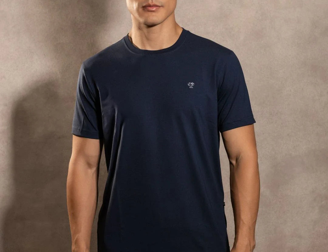 Camiseta antimanchas Dark Blue hombre marca DANTE tallaje regular fit foto modelo