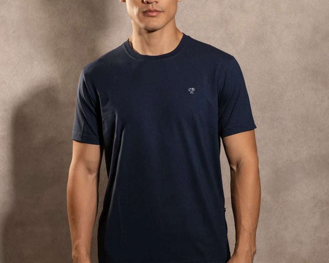 Camiseta antimanchas Dark Blue hombre marca DANTE tallaje regular fit foto modelo