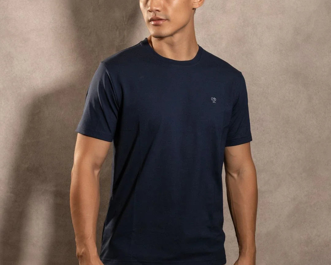 Camiseta antimanchas Dark Blue hombre marca DANTE tallaje regular fit foto modelo