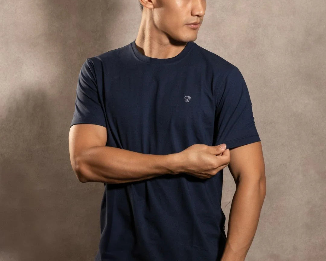 Camiseta antimanchas Dark Blue hombre marca DANTE tallaje regular fit foto modelo
