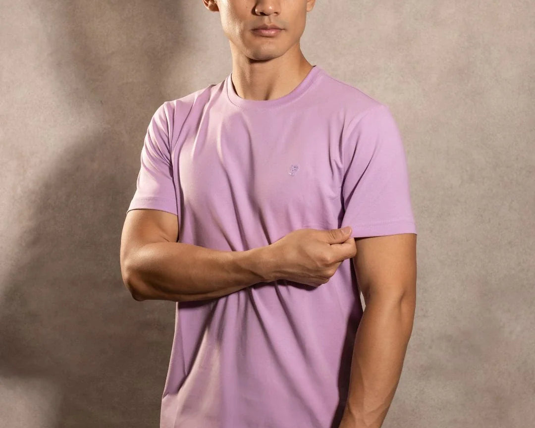 Camiseta antimanchas Lila Blue hombre marca DANTE tallaje regular fit foto modelo