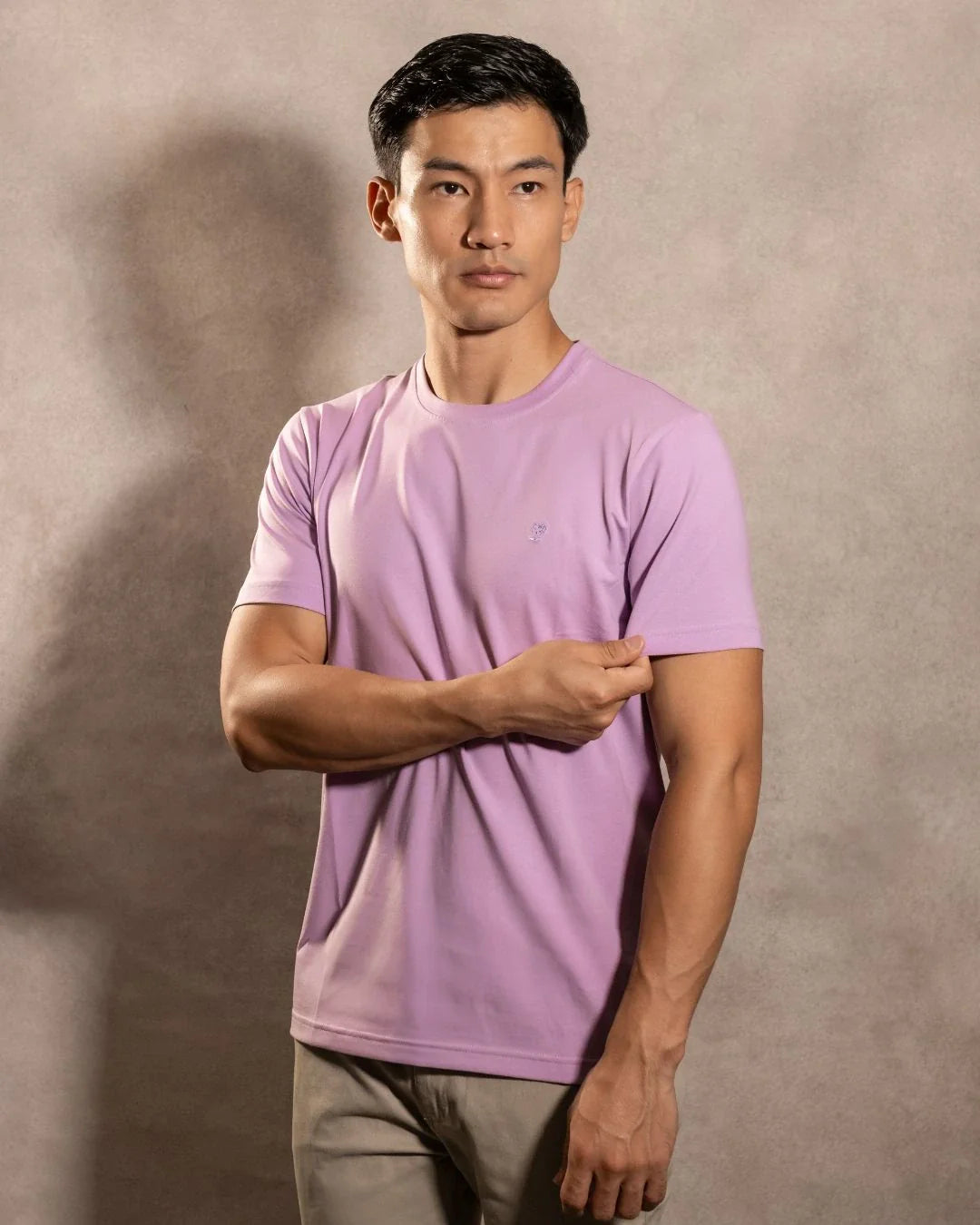 Camiseta antimanchas Lila Blue hombre marca DANTE tallaje regular fit foto modelo