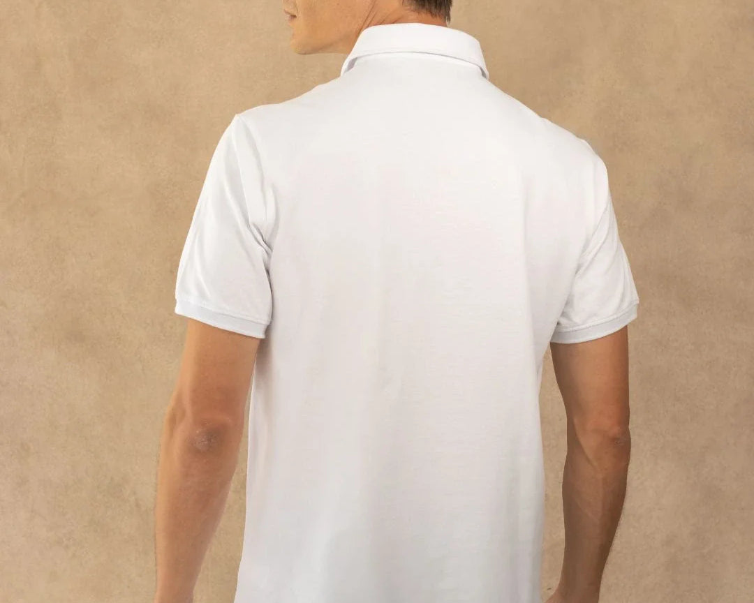 Polo Antimanchas Cuello Rígido Blanco Logo Azul Medio marca DANTE tallaje regular fit foto espalda