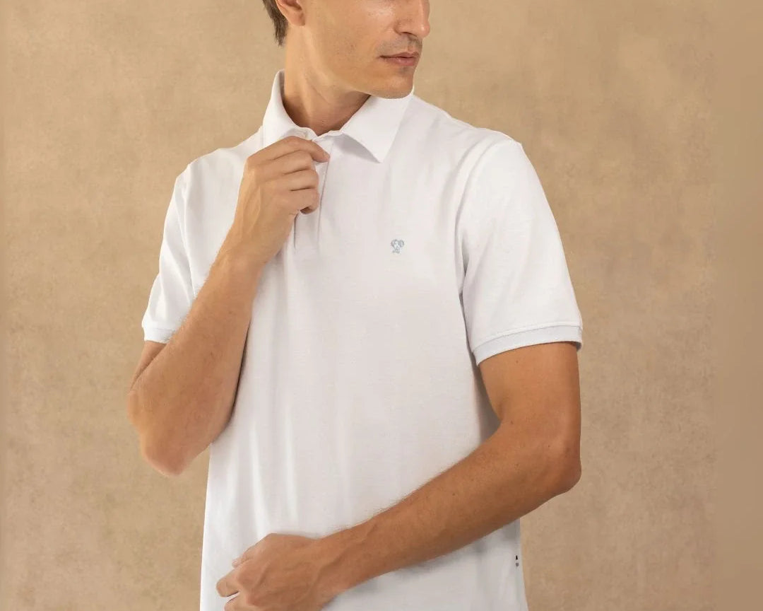 Polo Antimanchas Cuello Rígido Blanco Logo Azul Medio marca DANTE tallaje regular fit foto modelo