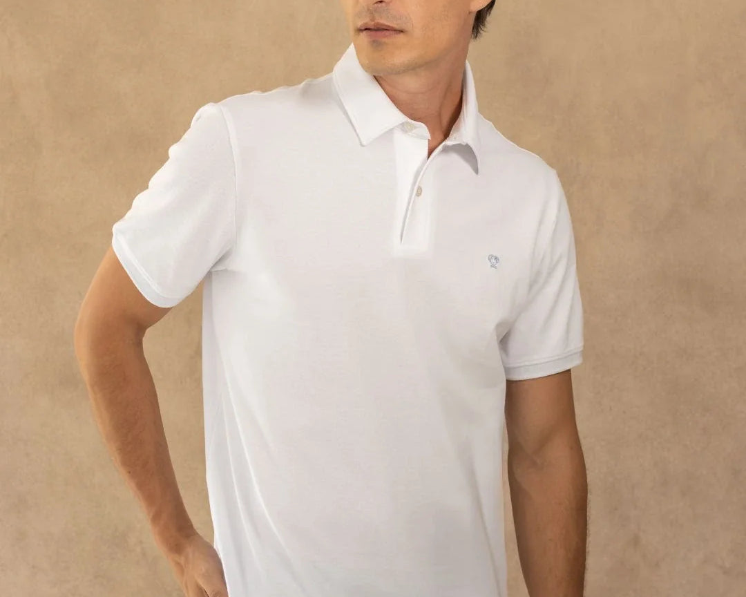 Polo Antimanchas Cuello Rígido Blanco Logo Azul Medio marca DANTE tallaje regular fit foto modelo 2