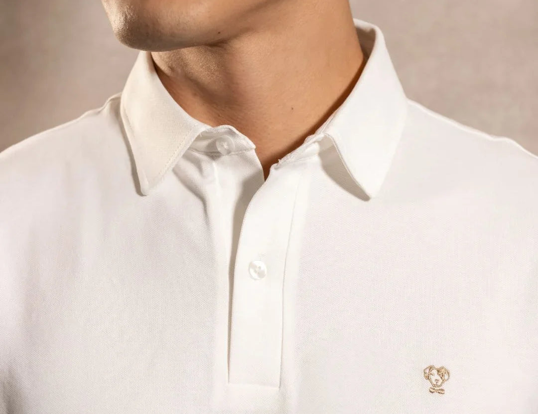 Polo Antimanchas Cuello Rígido Ivory marca DANTE tallaje regular fit foto
modelo logo