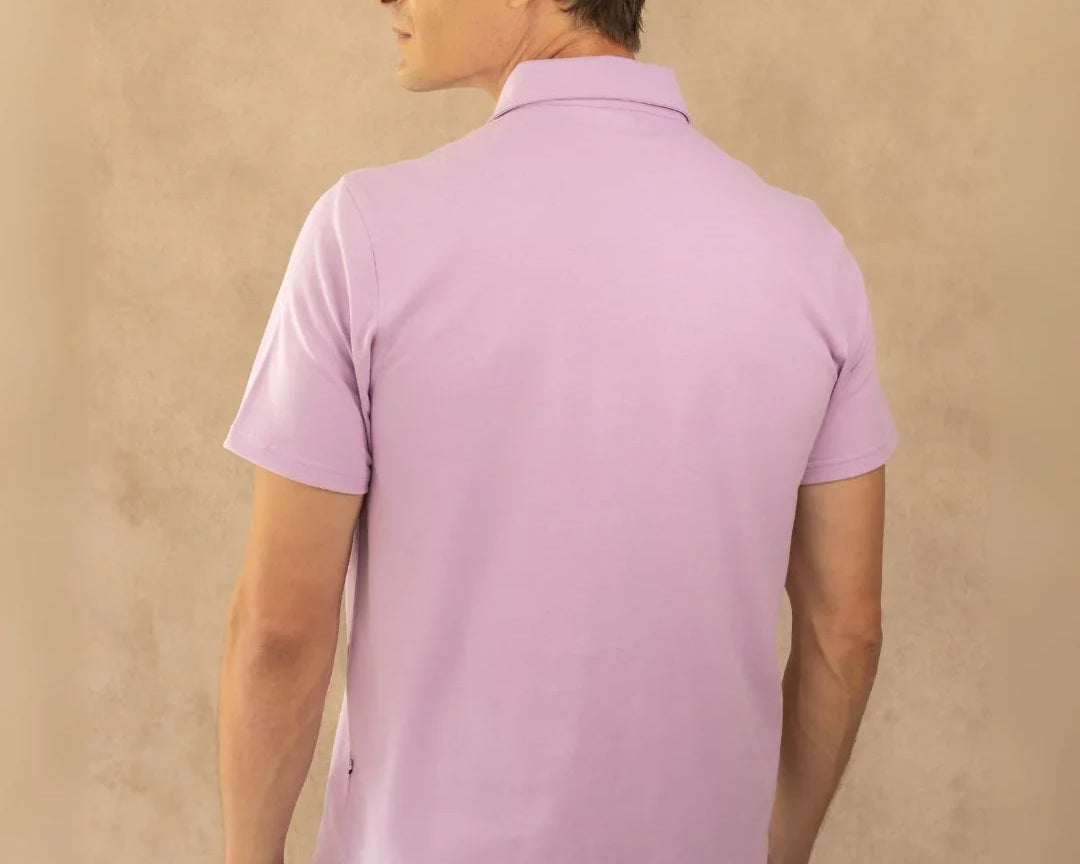 Polo Antimanchas Cuello Rígido Lila marca DANTE tallaje regular fit foto espalda