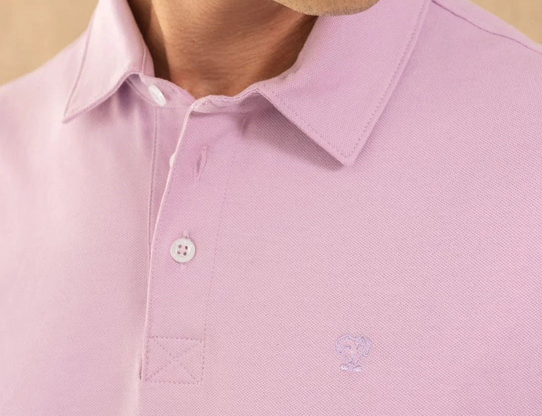 Polo Antimanchas Cuello Rígido Lila marca DANTE tallaje regular fit foto logo