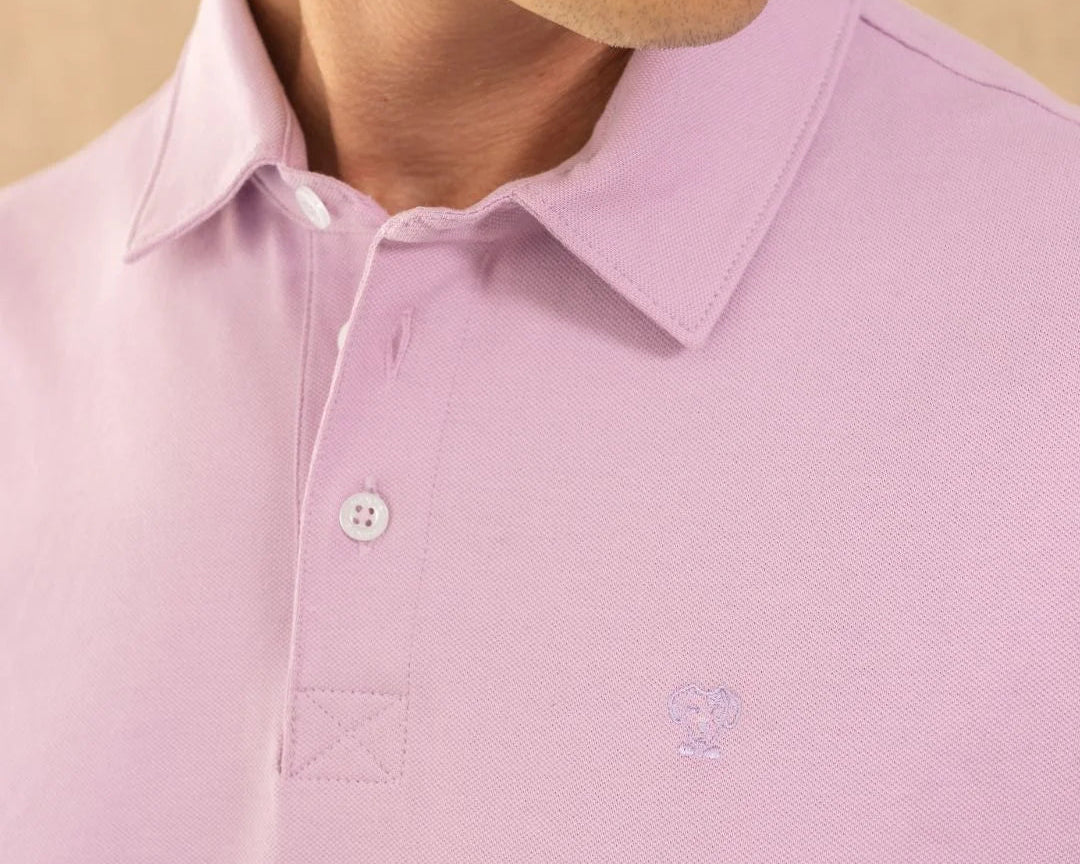 Polo Antimanchas Cuello Rígido Lila marca DANTE tallaje regular fit foto logo