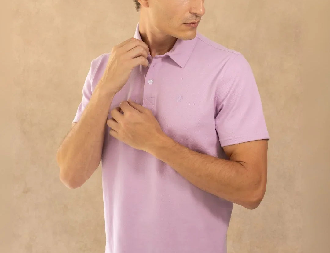 Polo Antimanchas Cuello Rígido Lila marca DANTE tallaje regular fit foto modelo