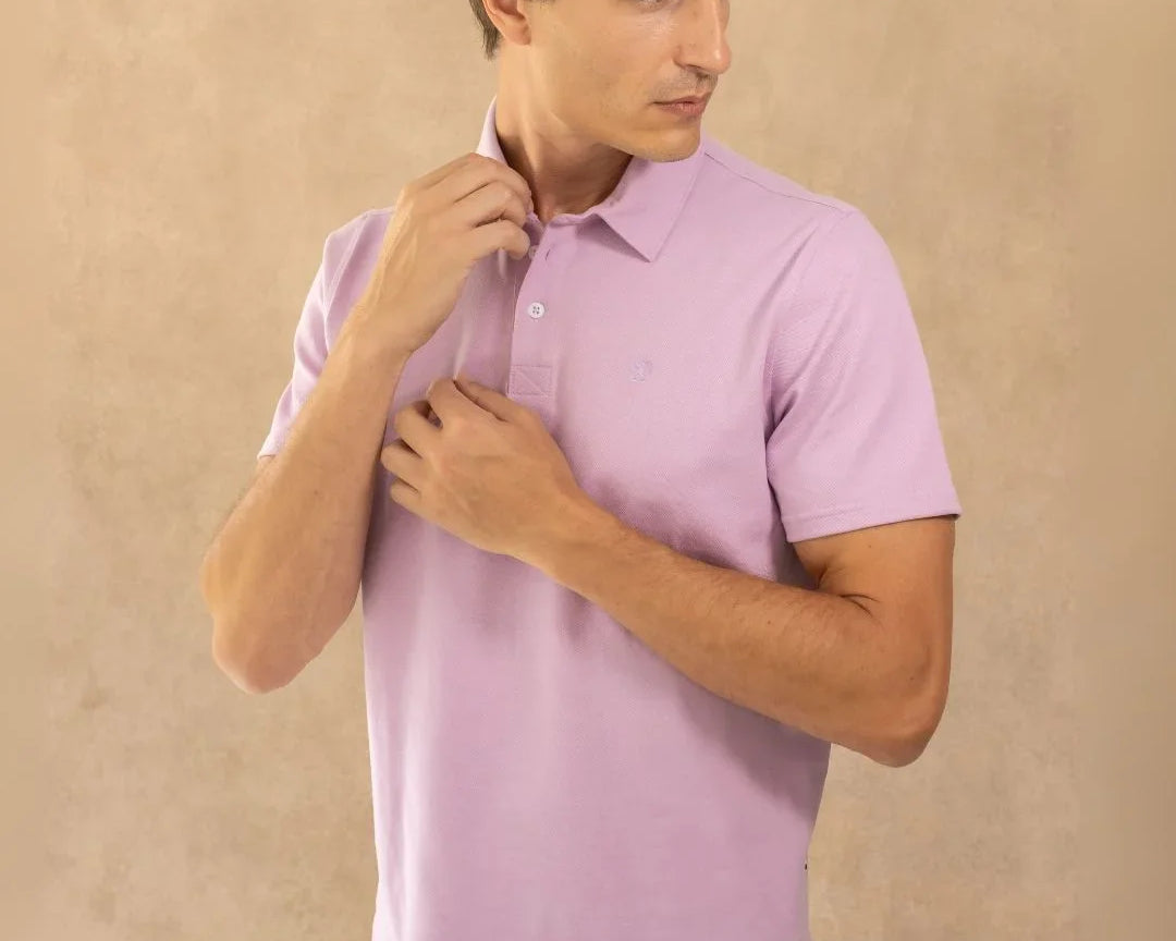 Polo Antimanchas Cuello Rígido Lila marca DANTE tallaje regular fit foto modelo