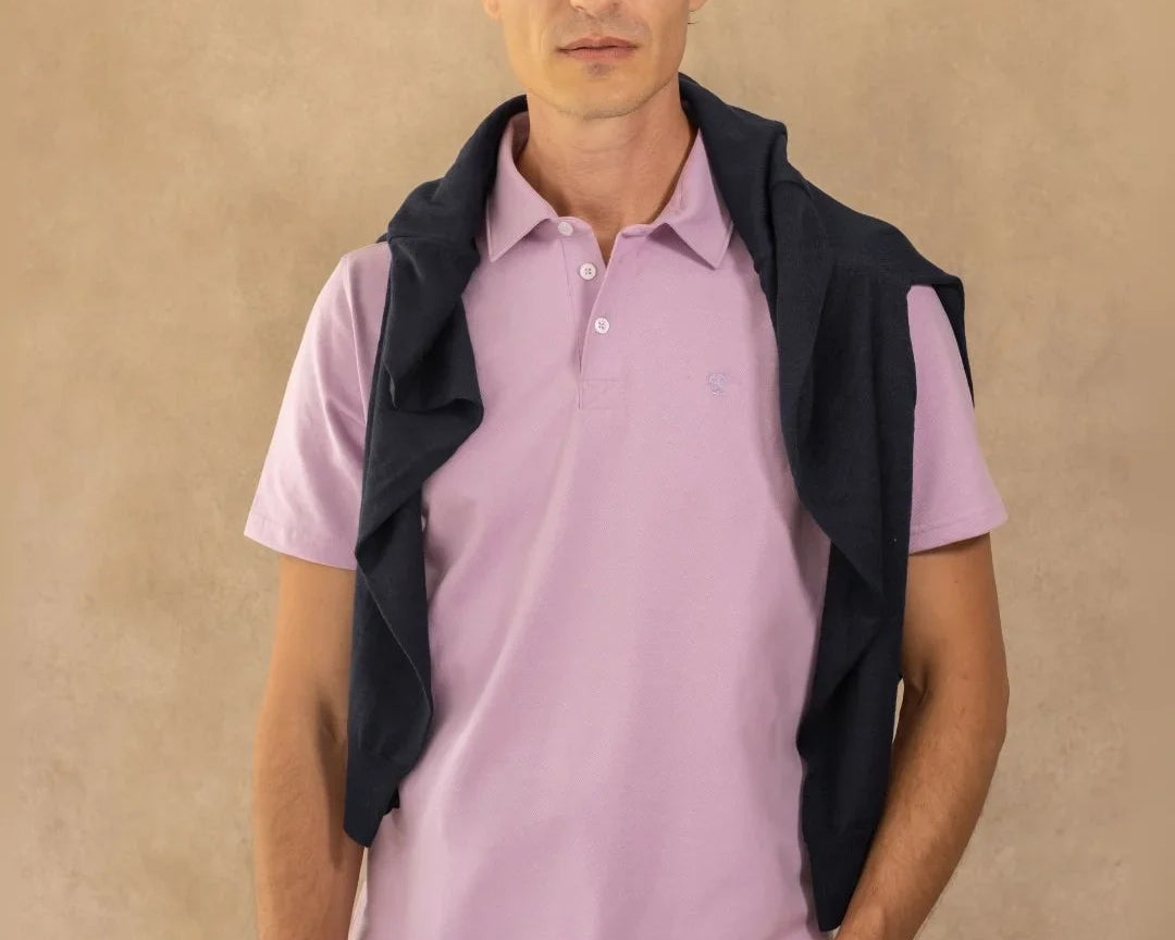 Polo Antimanchas Cuello Rígido Lila marca DANTE tallaje regular fit foto modelo2