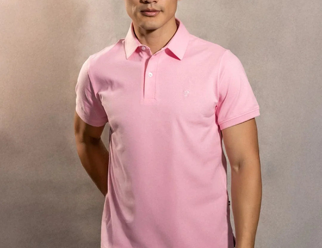 Polo Antimanchas Cuello Rígido Rosado marca DANTE tallaje regular fit foto modelo