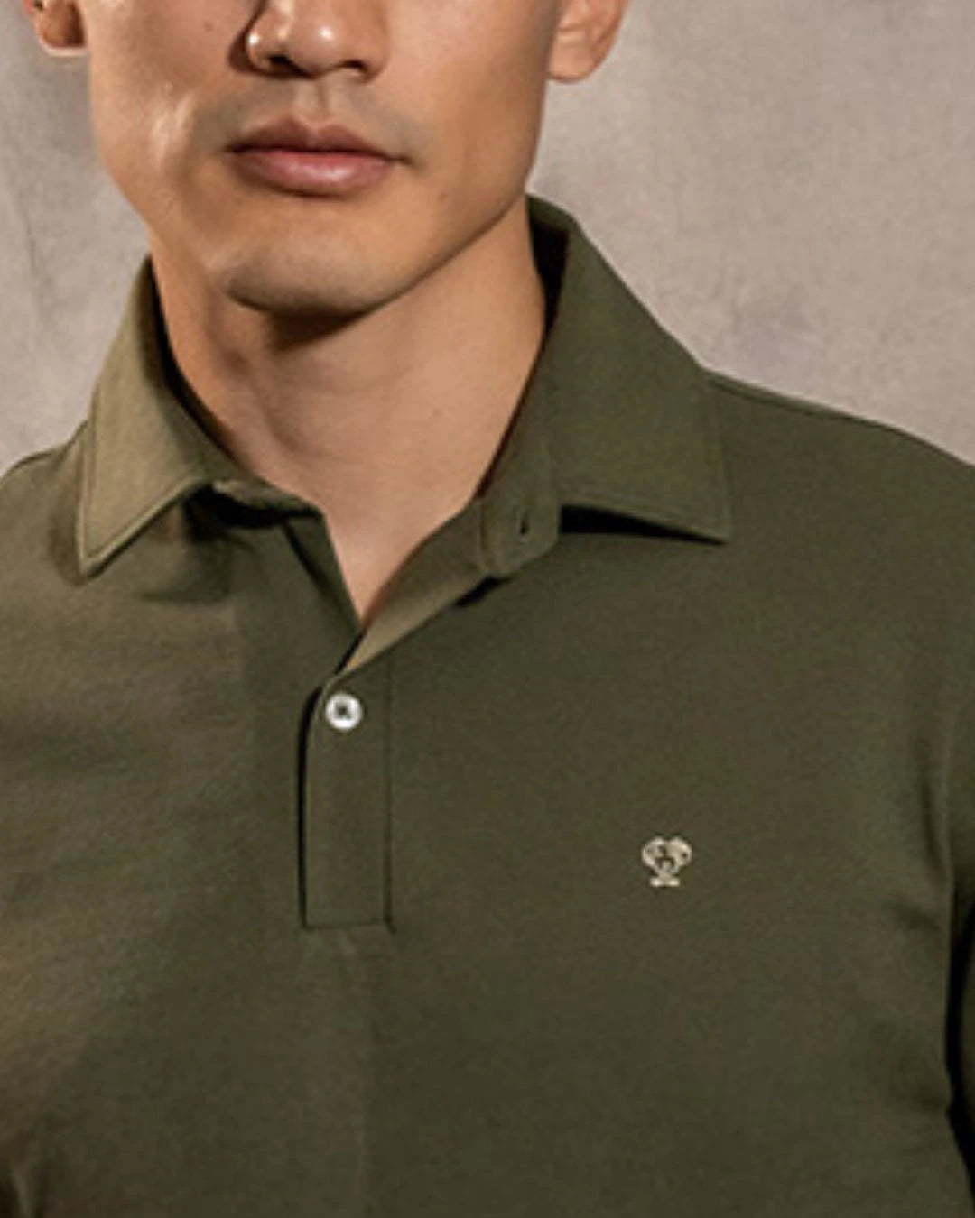 Polo Antimanchas Cuello Rígido Verde Militar
